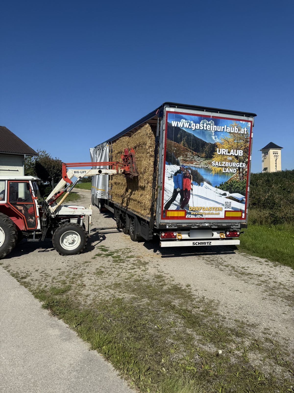 Verladung von Strohballen auf einen LKW